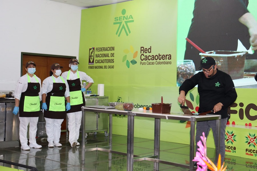 Instructores y aprendices SENA lideraron degustaciones de chocolate y enseñaron técnicas sobre el fascinante mundo del cacao. 