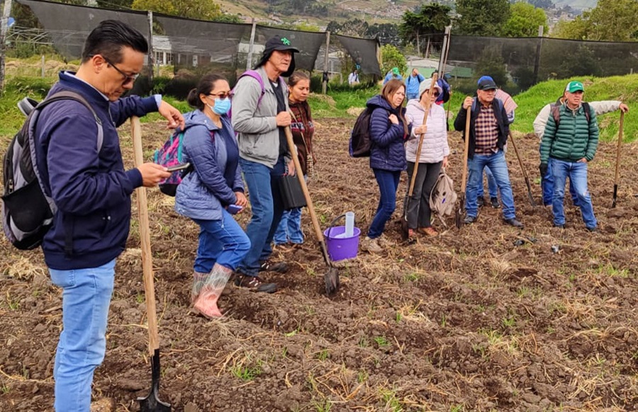 En este encuentro interdepartamental, los instructores compartieron técnicas sobre el manejo de suelos para la siembra y cosecha