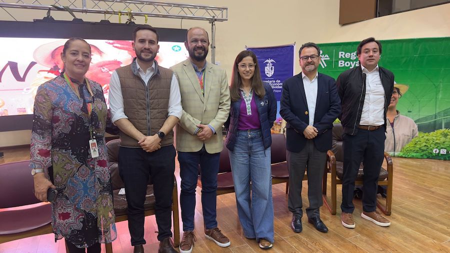 Representantes del SENA y de la alcaldía de Paipa, se reúnen junto a un empresario beneficiado por Fondo Emprender para anunciar