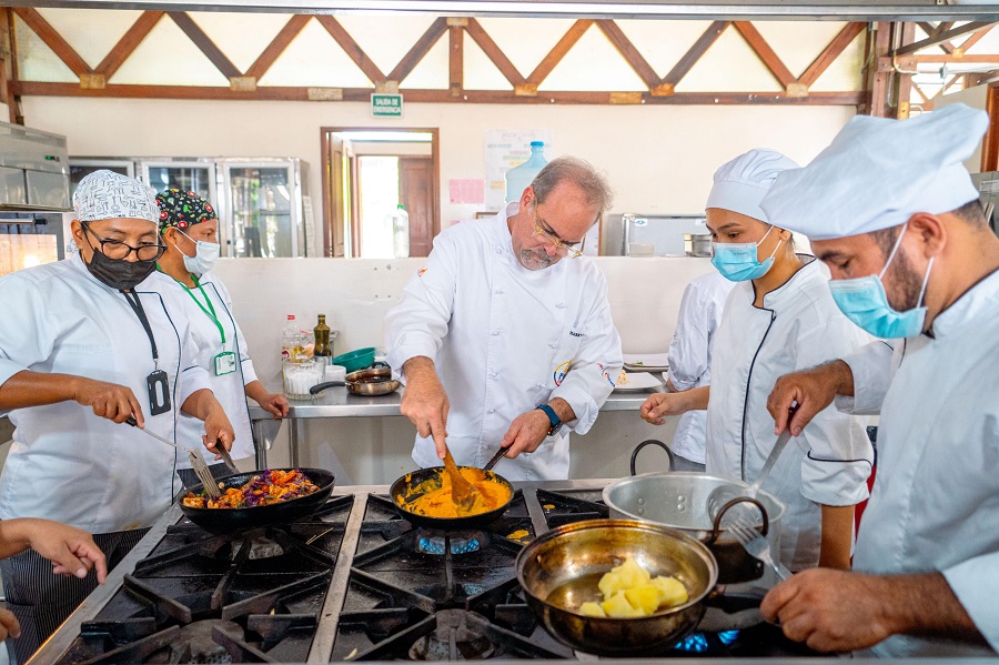 En las preparaciones realizadas, en conjunto con los aprendices de cocina, se destacaron algunos productos regionales como la ca