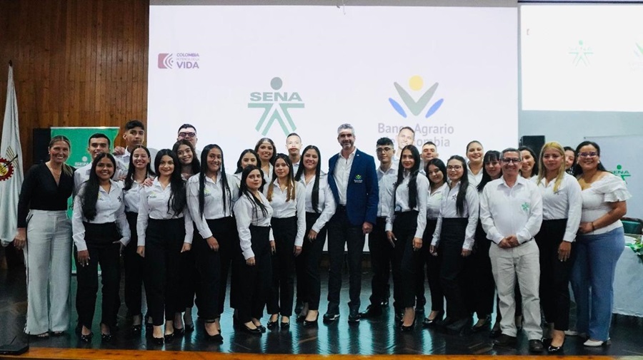 El director regional (e), José Wilson Carrero y el presidente del Banco Agrario, Hernando Chica junto a aprendices beneficiarios