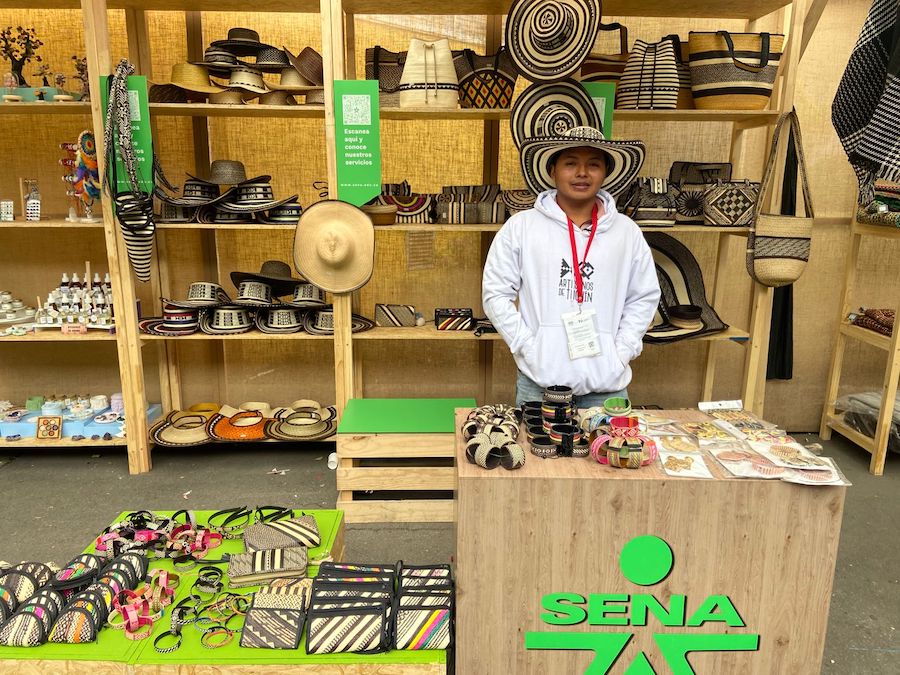 Jhojan hace parte de la cuarta generación de artesanos en su familia. A través de la asociación CorpoMexion honran la tejeduría 