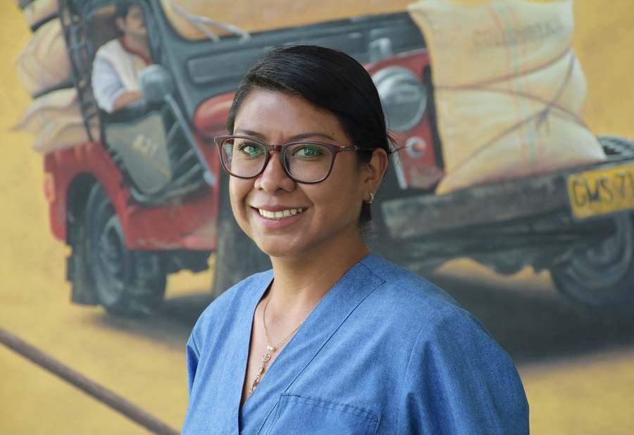 imagen de mujer derribando barreras y sirviendo al mundo 