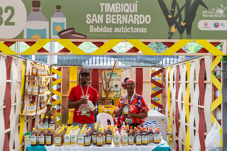 El viche es una bebida destilada de la caña de azúcar,  considerada por las comunidades negras como afrodisíaca con el don de sa