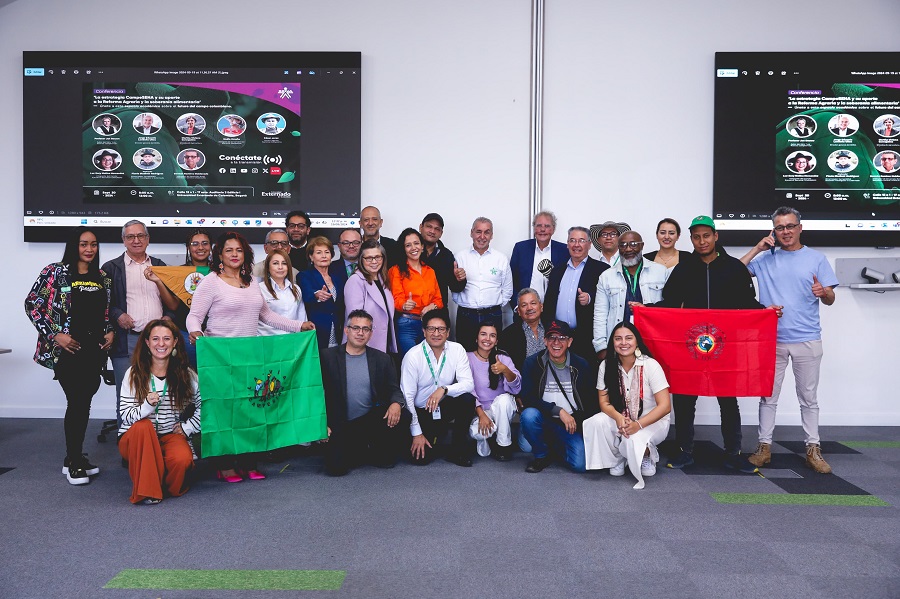 El profesor Van Der Ploeg escuchó durante toda la jornada a representantes de organizaciones campesinas del país. 