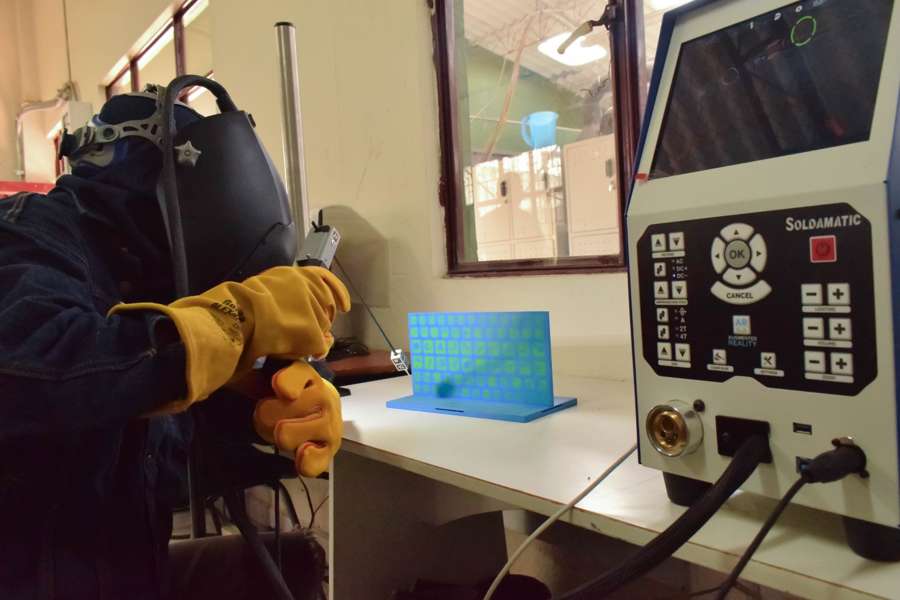 imagen de tecnico aprendiz en soldadura